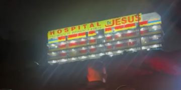 Carro capota após colisão com ônibus; vítima é socorrida por Pastor Isidório