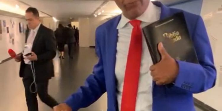 “PAGAR BAGAGEM DE MÃO, NÃO! PASTOR ISIDÓRIO DENUNCIA ABUSO E SE COMPROMETE A LUTAR NO CONGRESSO”