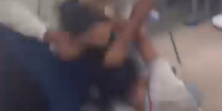 Casaco causa guerra: amizade vai por água abaixo”: alunas saem na mão em escola de Candeias; veja vídeo