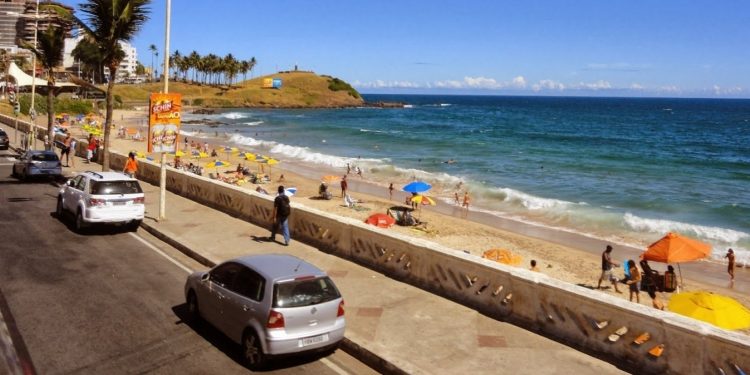 Câmara de Salvador aprova projeto que proíbe caixas de som e acampamentos nas praias