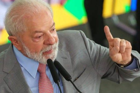 Lula se manifesta pela primeira vez após megaoperação no RJ: “Precisamos atingir a espinha dorsal do tráfico”