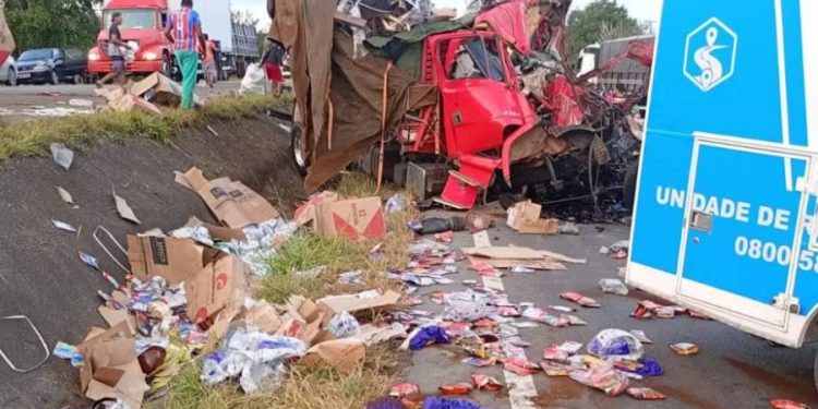 Batida entre caminhões deixa dois motoristas mortos na BR-116 em Santo Estêvão