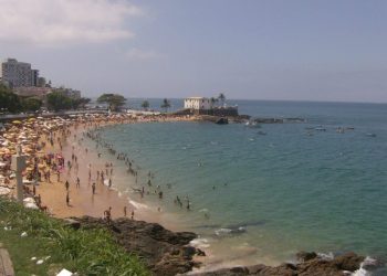 Projeto de lei quer proibir uso de garrafas e copos de vidro nas praias de Salvador