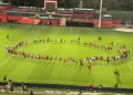 Torcedores do Vitória invadem gramado do Barradão e fazem oração na véspera do Ba-Vi