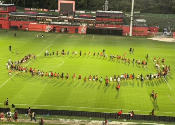 Torcedores do Vitória invadem gramado do Barradão e fazem oração na véspera do Ba-Vi