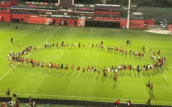 Torcedores do Vitória invadem gramado do Barradão e fazem oração na véspera do Ba-Vi