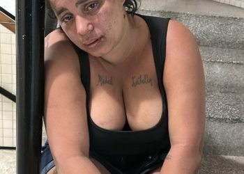 10 FACADAS: mulher é presa após esfaquear o próprio filho de 8 anos em Salvador 