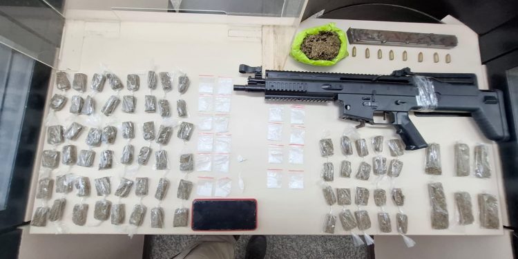 “Morota” e “DD”: dupla é presa com submetralhadora na Muribeca