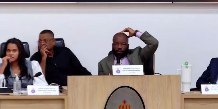 SFC: Pressão popular faz Câmara recuar e não votar redução do “Pão na Mesa”; Calmon sofre derrota e Greice tem dia de fúria