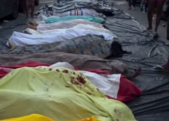 Moradores da Penha levam 54 corpos de vítimas de megaoperação policial para praça