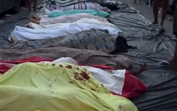 Moradores da Penha levam 54 corpos de vítimas de megaoperação policial para praça