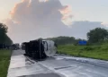 Trecho da BR-324 é interditado após acidente com caminhão-tanque
