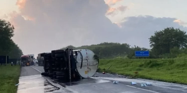 Trecho da BR-324 é interditado após acidente com caminhão-tanque