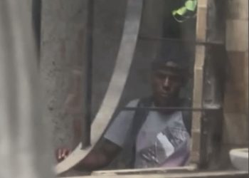 SACIZEIRO: Moradora denuncia homem por ato obsceno em frente à própria casa em Candeias