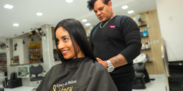 Candeias: “Corte Solidário” arrecada mechas de cabelo para mulheres que lutam contra o câncer