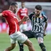 Vitória ganha fôlego na luta contra o rebaixamento após empate entre Internacional e Santos