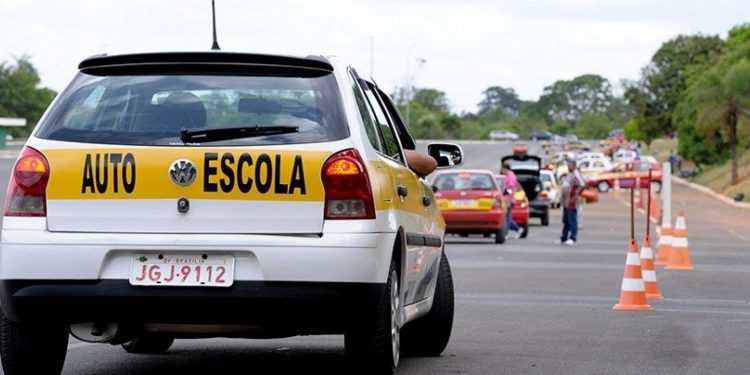 Governo deve exigir mínimo de duas horas práticas para tirar CNH