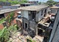 Candeias: Casa abandonada desaba na rua das fontes; Ação preventiva da Defesa Civil protegeu moradores vizinhos