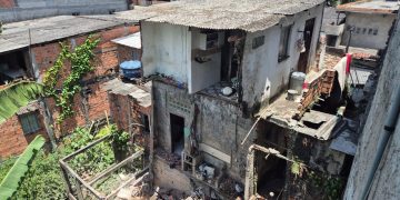 Candeias: Casa abandonada desaba na rua das fontes; Ação preventiva da Defesa Civil protegeu moradores vizinhos