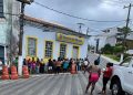 URGENTE: CRAS de São Francisco do Conde amanhecem fechados para impedir atendimento dos beneficiários do Pão na Mesa; População aglomera no Banco do Brasil
