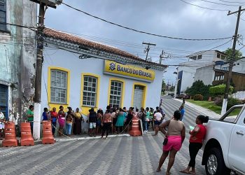 URGENTE: CRAS de São Francisco do Conde amanhecem fechados para impedir atendimento dos beneficiários do Pão na Mesa; População aglomera no Banco do Brasil