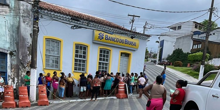 URGENTE: CRAS de São Francisco do Conde amanhecem fechados para impedir atendimento dos beneficiários do Pão na Mesa; População aglomera no Banco do Brasil
