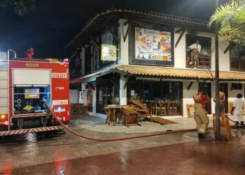 FATALIDADE: criança de 3 anos morre carbonizada após incêndio no Boteco do França em Praia do Forte