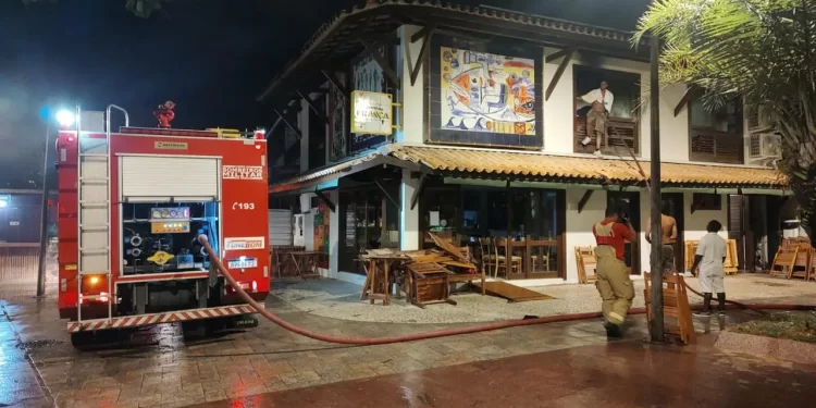 FATALIDADE: criança de 3 anos morre carbonizada após incêndio no Boteco do França em Praia do Forte