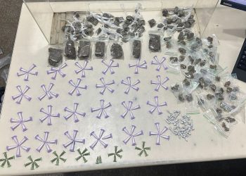 SANTA CLARA: PM PRENDE MULHER COM GRANDE QUANTIDADE DE DROGAS EM CANDEIAS