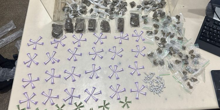 SANTA CLARA: PM PRENDE MULHER COM GRANDE QUANTIDADE DE DROGAS EM CANDEIAS