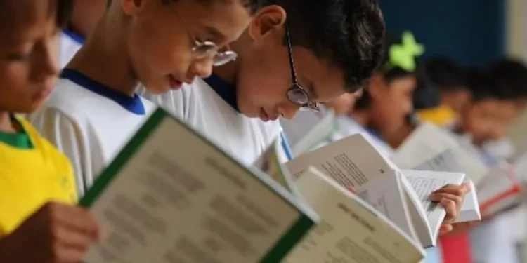 Rede estadual da Bahia abre renovação de matrícula para 2026 nesta segunda (17)