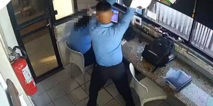 Mulher é atacada a golpes de capacete por colega de trabalho em Salvador