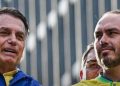 Carlos Bolsonaro diz que família não tem informação de Bolsonaro há mais de dois dias e compara com prisão de Lula