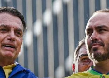 Carlos Bolsonaro diz que família não tem informação de Bolsonaro há mais de dois dias e compara com prisão de Lula
