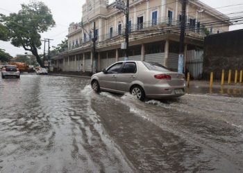 Chuva em Salvador atinge mais da metade do volume esperado para novembro em somente uma hora