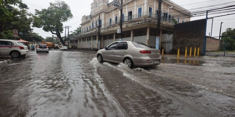 Chuva em Salvador atinge mais da metade do volume esperado para novembro em somente uma hora