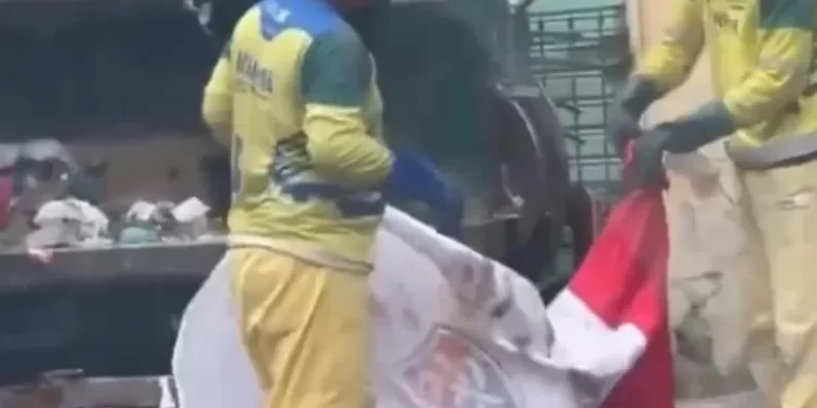Garis são flagrados utilizando bandeira do Vitória para catar lixo