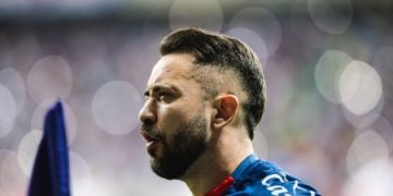 Everton Ribeiro volta a jogar menos de um mês após cirurgia de câncer