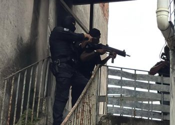 Polícia deflagra megaoperação e mira líderes de facção carioca que atua na Bahia