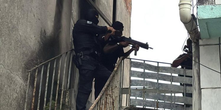 Polícia deflagra megaoperação e mira líderes de facção carioca que atua na Bahia