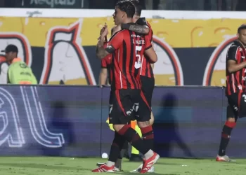 Vitória vence o Inter com gol salvador de Lucas Halter e sai parcialmente do Z4