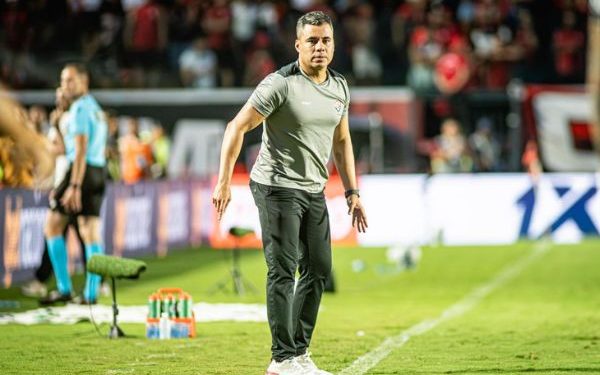 Técnico elogia o Vitória, mas lamenta ‘chance do jogo’ perdida por Renzo