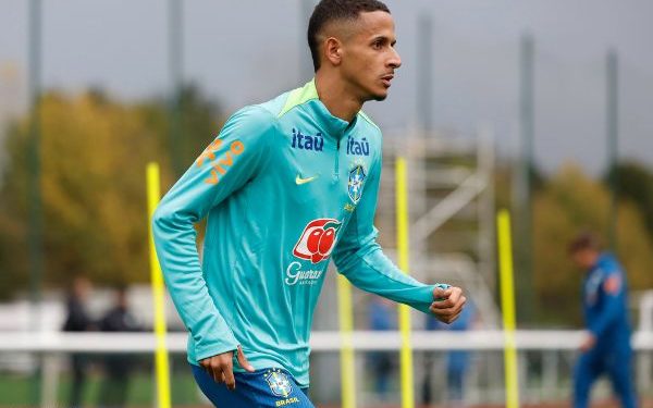 ‘Tudo que passei e conquistei valeu a pena’, diz Juba ao chegar na Seleção