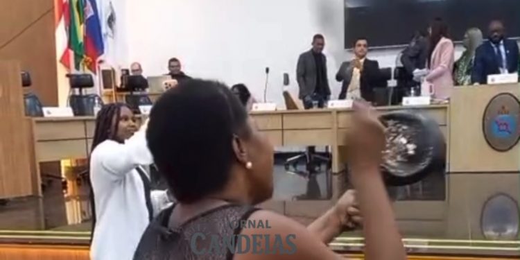 URGENTE: Caos é instalado em SFC; Protestos tomam as ruas com beneficiários do “Pão na Mesal, professores em greve e vereadora é ameaçada de morte após propor CPI Saúde 