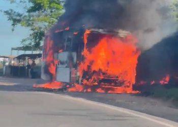 Ônibus pega fogo após pane elétrica em CANDEIAS