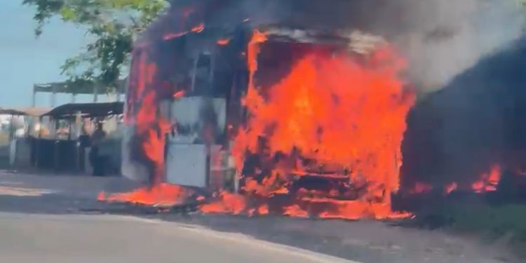 Ônibus pega fogo após pane elétrica em CANDEIAS 