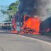 Ônibus pega fogo após pane elétrica em CANDEIAS 