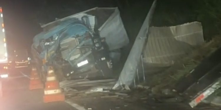 Acidente trava BR-324 no sentido Feira de Santana nesta terça-feira (18)