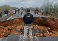 Força da chuva destrói pista e interdita totalmente a BR-116 em Tucano