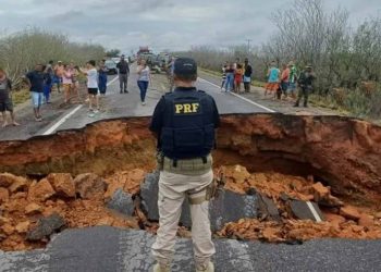 Força da chuva destrói pista e interdita totalmente a BR-116 em Tucano